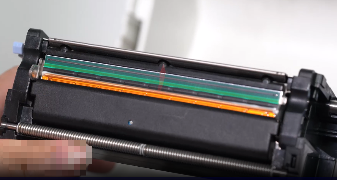 Řešení A close-up of a person carefully cleaning an electronic component with a swab.