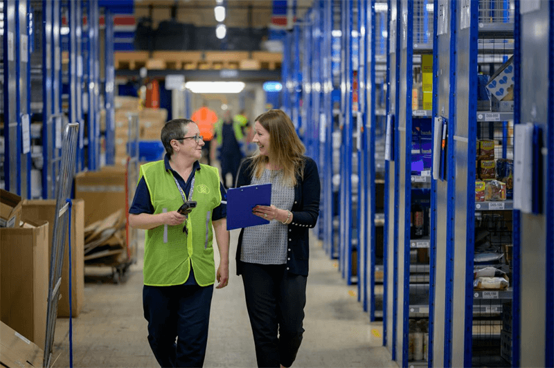 Warehouse worker using skener čárových kódů