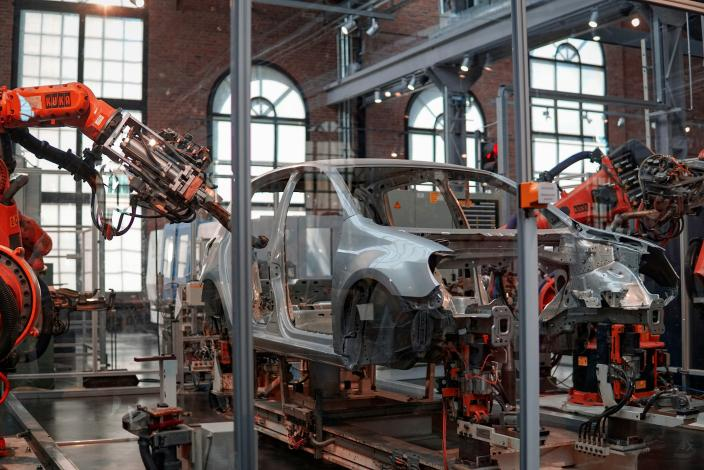 Automobilový průmysl manufacturing assembly line with robotic arms